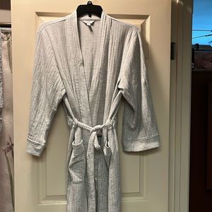 Charter Club knee length women’s robe with pockets and no loose belt inside tie